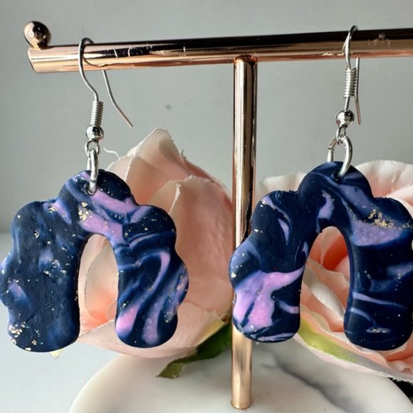 Hand made Gorgeous Light weight cute little earrings - Picture 4 of 4